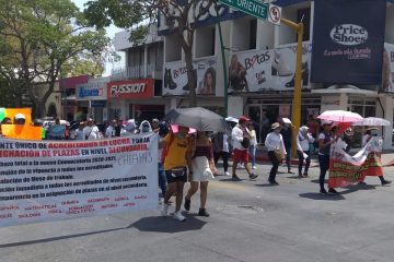Con marcha, maestros exigen plazas a la Secretaría de Educación en Chiapas