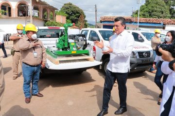Entrega Rutilio Escandón vehículos y equipos para fortalecer acciones contra el dengue en El Parral