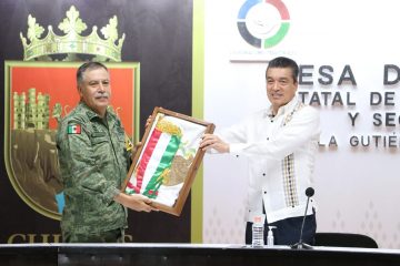 Como símbolo de apoyo y coordinación, Ejército Mexicano entrega bandera a Rutilio Escandón