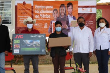 Sección 40 inicia entrega de aparatos electrónicos en Chiapas