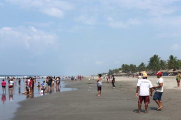 Previo a Semana Santa, turistas abarrotan playas