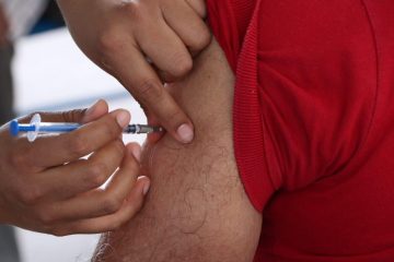 Vacuna contra la Covid-19 no garantiza inmunidad, advierte especialista