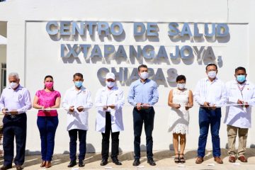 En Ixtapangajoya, Rutilio Escandón entrega reconversión del Centro de Salud