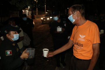 Policías de la SSyPC reparten café y pan a familiares de pacientes en hospitales de Tuxtla Gutiérrez