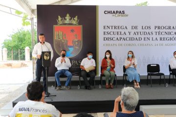 Rutilio Escandón entrega ayudas técnicas y paquetes escolares a habitantes de la región Metropolitana