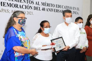 Rutilio Escandón y titular del INEA reconocen a quienes luchan contra el rezago educativo en Chiapas