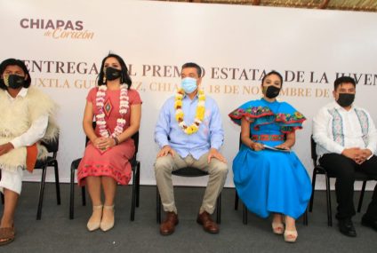 Rutilio Escandón entrega el Premio Estatal de la Juventud Chiapas 2021