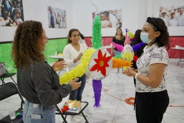 Encabeza Lupita Gómez Taller de Elaboración de Piñatas
