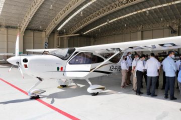 Entrega Rutilio Escandón aeronave para prácticas de vuelo real a estudiantes de aviación