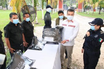 Rutilio Escandón entrega uniformes y certificados a policías estatales de las regiones Selva y Maya