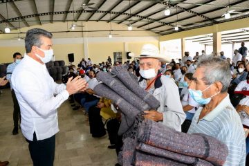 Entrega Rutilio Escandón cobertores y apoyos para proteger a habitantes de Juárez y Ostuacán