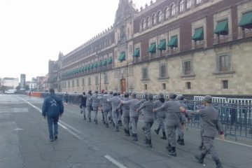 Exponen frente a Palacio Nacional problemática de Prepa Militarizada de Chiapas