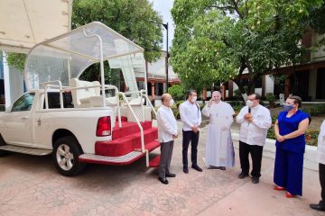 Encabeza Gobernador entrega de Papamóvil a la Arquidiócesis de Tuxtla Gutiérrez