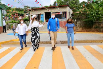 En Tonalá y Tapachula, Rutilio Escandón inaugura camino, calles y red de alumbrado público
