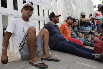 Migrantes suturan sus labios para exigir entrega de visa humanitaria