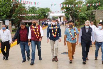 En Tuzantán, Rutilio Escandón entrega obras de infraestructura vial y educativa