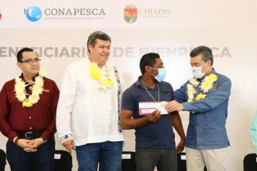 Rutilio Escandón y titular de Conapesca entregan tarjetas del Banco Bienestar a pescadores de la Región Costa