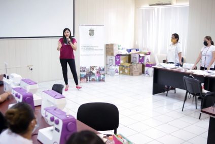 Directora del CEPSVyPC, hace entrega de kits de costura y confección a mujeres de Tuxtla Gutiérrez