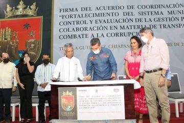 Rutilio Escandón y Roberto Salcedo atestiguan firma de acuerdo por la transparencia y combate a la corrupción
