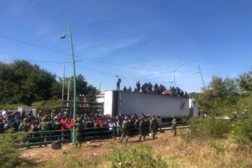 Localizan a cientos de migrantes al interior de un trailer en Chiapas