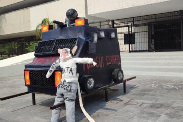 Normalistas protestaron en Tuxtla Gutiérrez; quemaron figura de vehículo policial