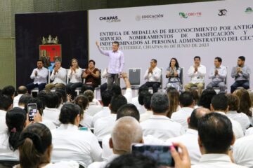 Entrega Rutilio Escandón nombramientos de basificación y contratos a personal de Cecyte Chiapas
