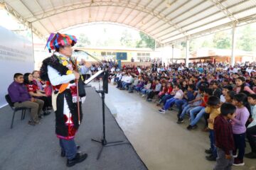 En Tenejapa, Rutilio Escandón inaugura espacios educativos en la Primaria Miguel Hidalgo y Costilla