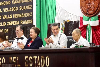 Rutilio Escandón impone Medalla “Rosario Castellanos” al doctor Roberto Gómez Alfaro