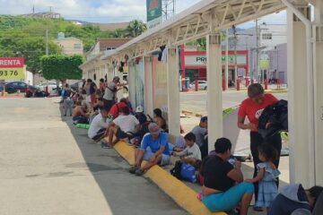 Migrantes acampan en terminal de autobuses en Tuxtla Gutiérrez