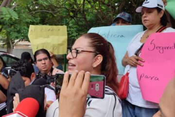 Protestan docentes, tras femincidio de maestra del Cobach