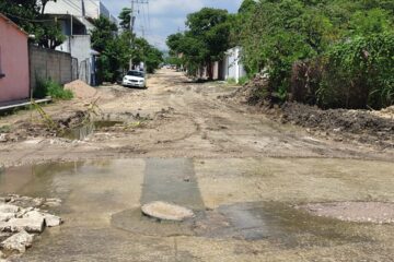 Exigen reparación de calles en Juan Crispín