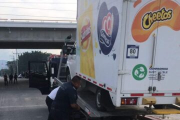 Se enfrentan normalistas y policías policías Chiapas; 4 camiones fueron recuperados