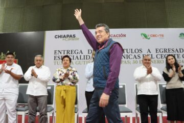 Rutilio Escandón entrega 700 títulos a egresadas y egresados de especialidades técnicas del Cecyte Chiapas