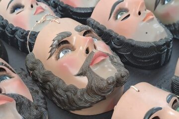 Roger Nangullasmú posee una colección de 130 máscaras de parachico
