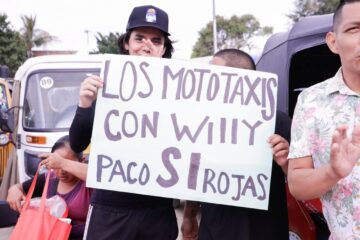 Mototaxistas de San José Terán van con Willy Ochoa